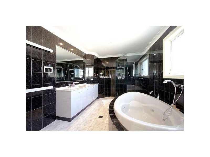 Clear Island Waters QLD 4226