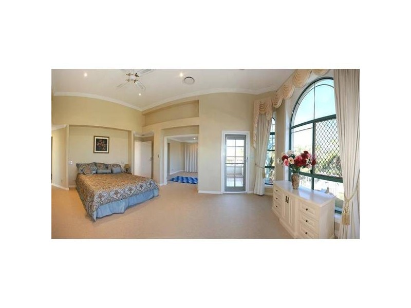 34 Clipper Boulevard, Clear Island Waters QLD 4226