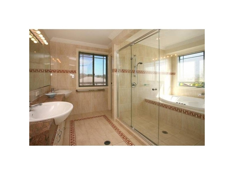 34 Clipper Boulevard, Clear Island Waters QLD 4226