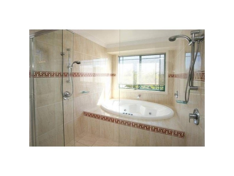 34 Clipper Boulevard, Clear Island Waters QLD 4226