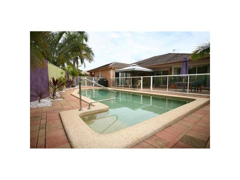 8 Moonraker Street, Clear Island Waters QLD 4226
