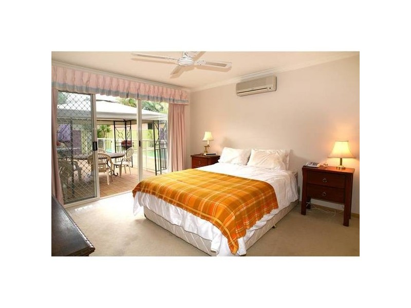 8 Moonraker Street, Clear Island Waters QLD 4226