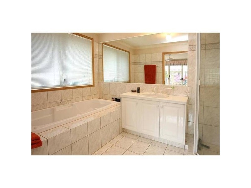 8 Moonraker Street, Clear Island Waters QLD 4226