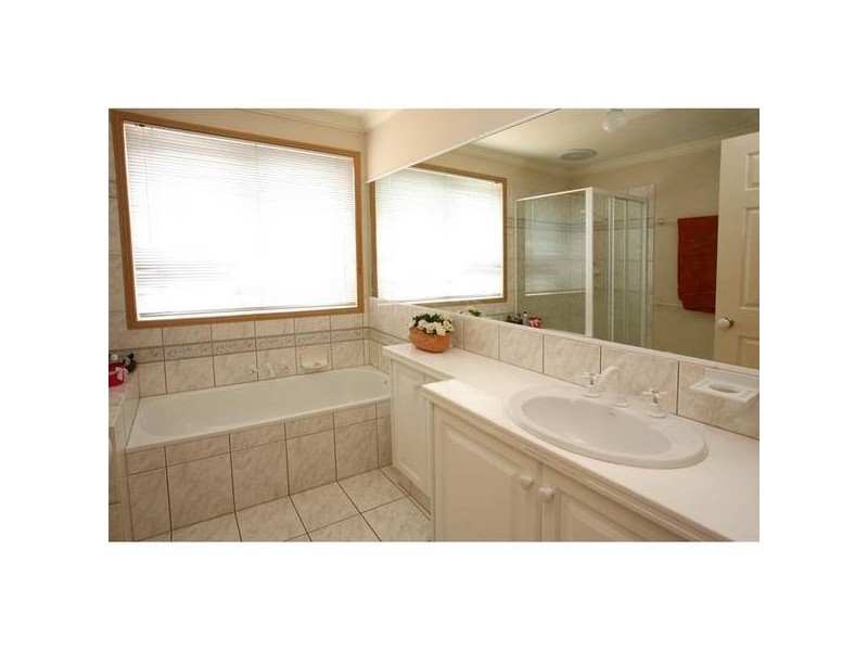 8 Moonraker Street, Clear Island Waters QLD 4226
