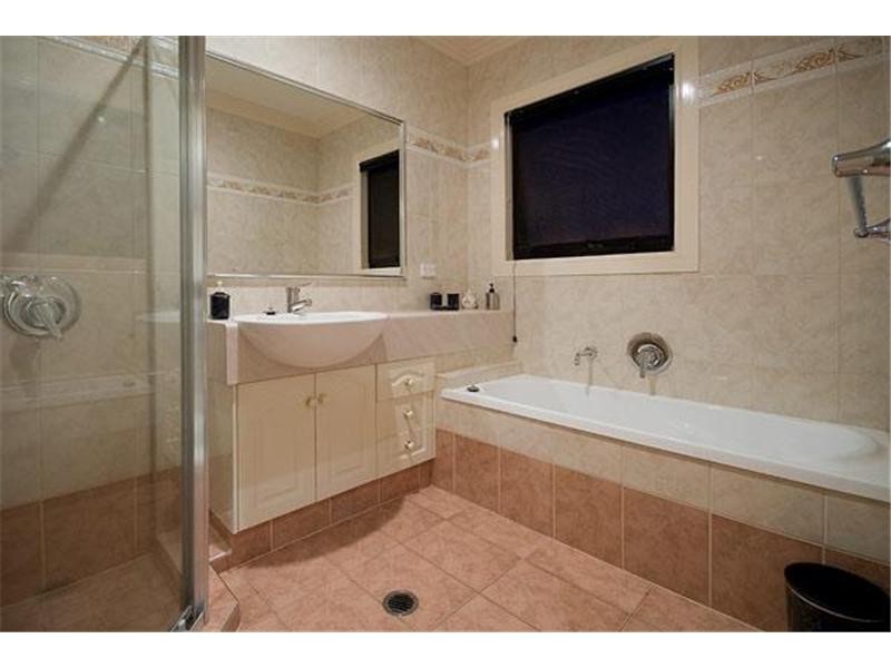 Clear Island Waters QLD 4226