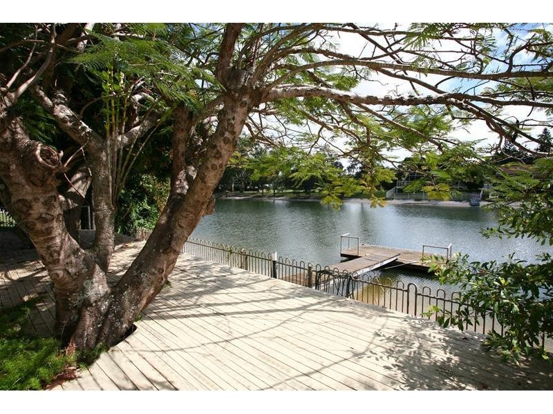 11 Andrew Avenue, Broadbeach Waters QLD 4218