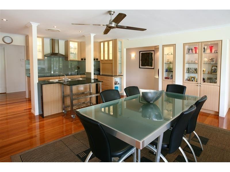 11 Andrew Avenue, Broadbeach Waters QLD 4218