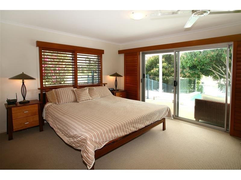 11 Andrew Avenue, Broadbeach Waters QLD 4218