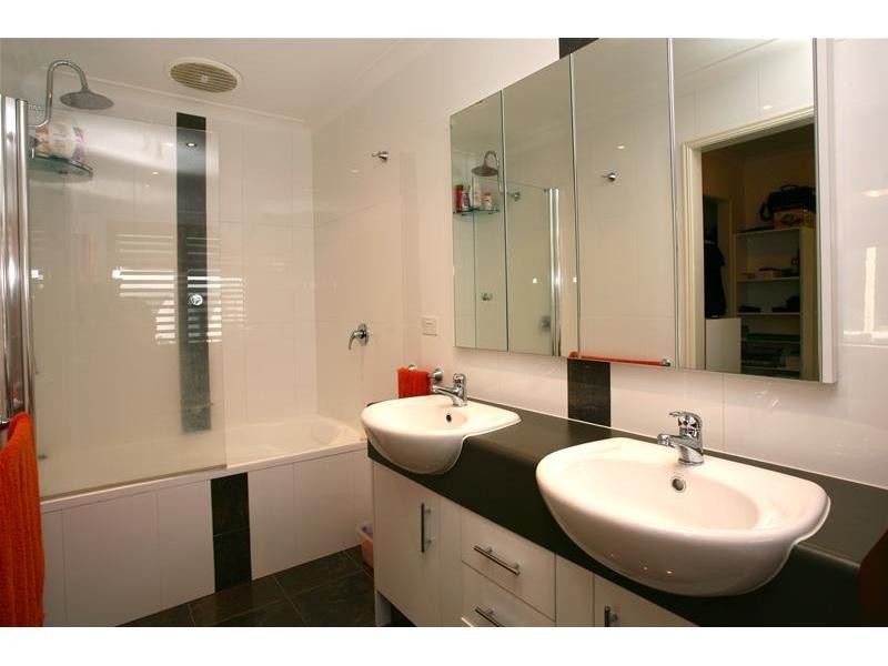 11 Andrew Avenue, Broadbeach Waters QLD 4218