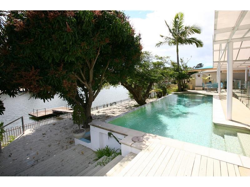 11 Andrew Avenue, Broadbeach Waters QLD 4218