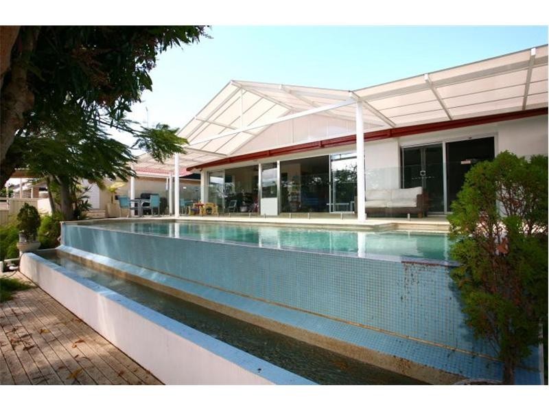11 Andrew Avenue, Broadbeach Waters QLD 4218
