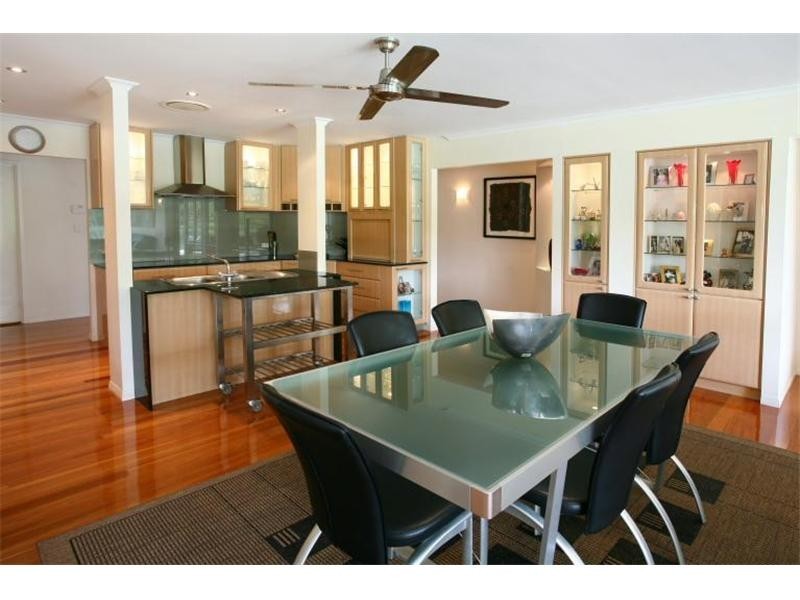 11 Andrew Avenue, Broadbeach Waters QLD 4218