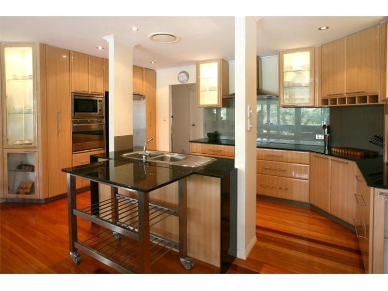 11 Andrew Avenue, Broadbeach Waters QLD 4218