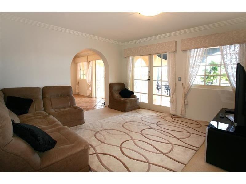 9 Yunga Court, Broadbeach Waters QLD 4218