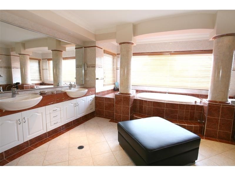Clear Island Waters QLD 4226