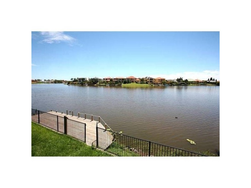 16 Bollard Circuit, Clear Island Waters QLD 4226