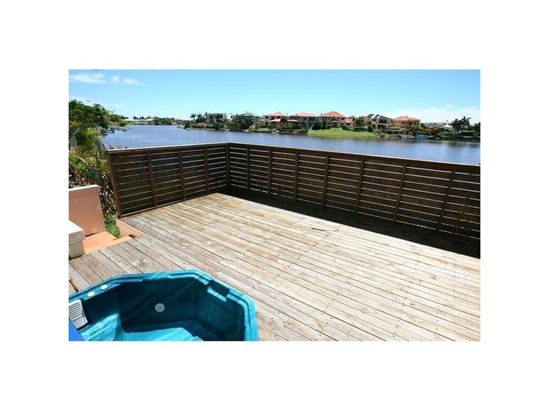 16 Bollard Circuit, Clear Island Waters QLD 4226