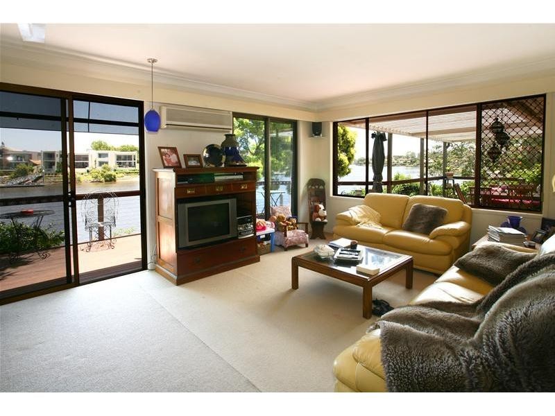 30 Sophie Avenue, Broadbeach Waters QLD 4218