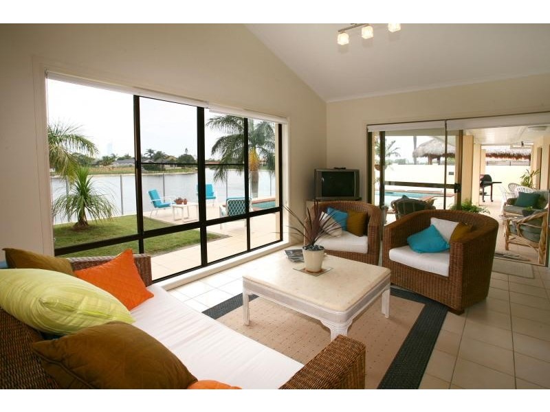 52 Waitomo Street, Broadbeach Waters QLD 4218