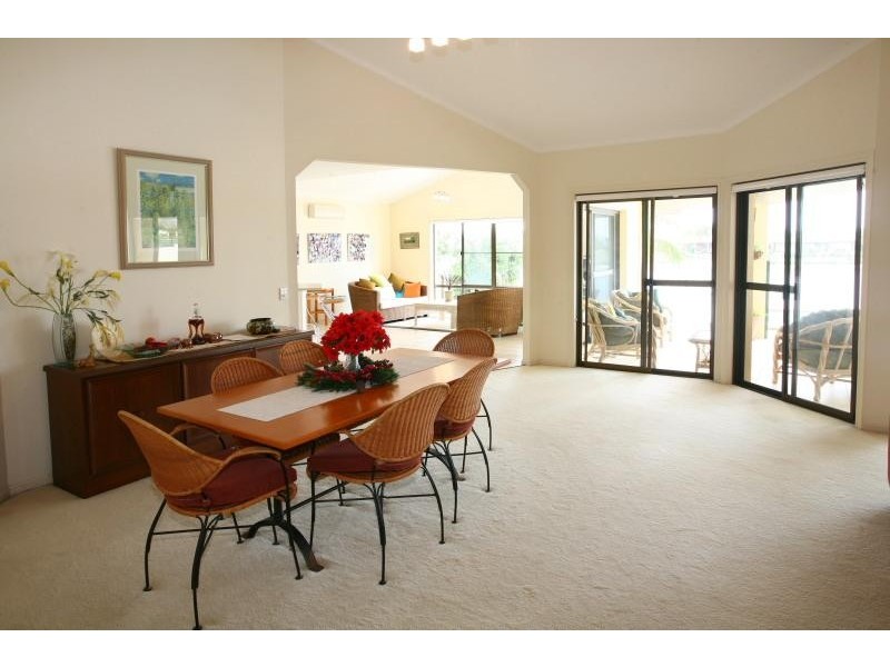 52 Waitomo Street, Broadbeach Waters QLD 4218