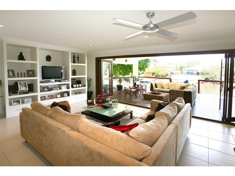 9 Cedar Place, Broadbeach Waters QLD 4218