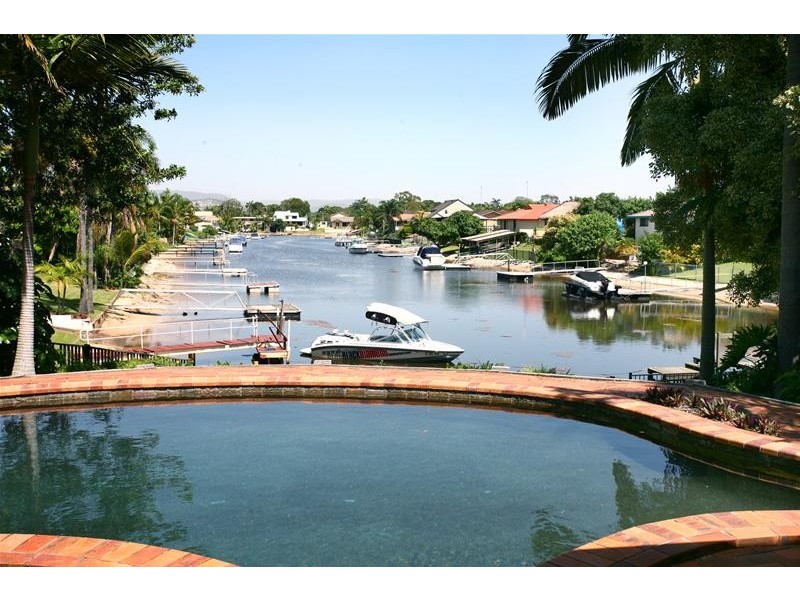 4 Hoy Street, Broadbeach Waters QLD 4218