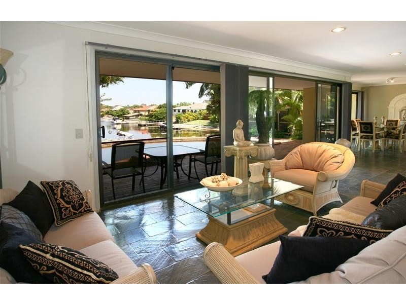 4 Hoy Street, Broadbeach Waters QLD 4218