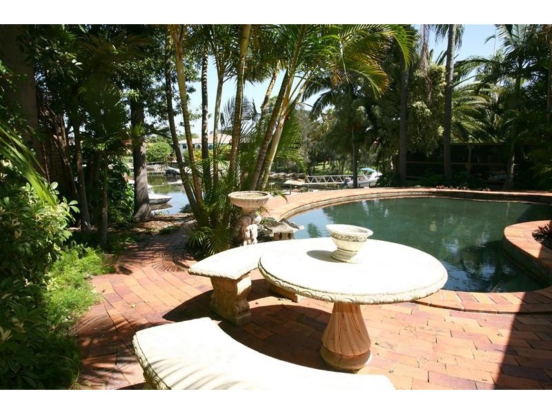 4 Hoy Street, Broadbeach Waters QLD 4218