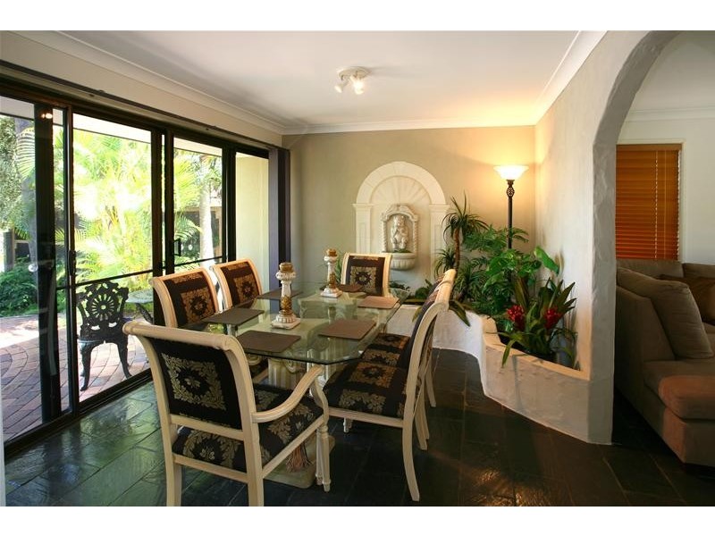 4 Hoy Street, Broadbeach Waters QLD 4218