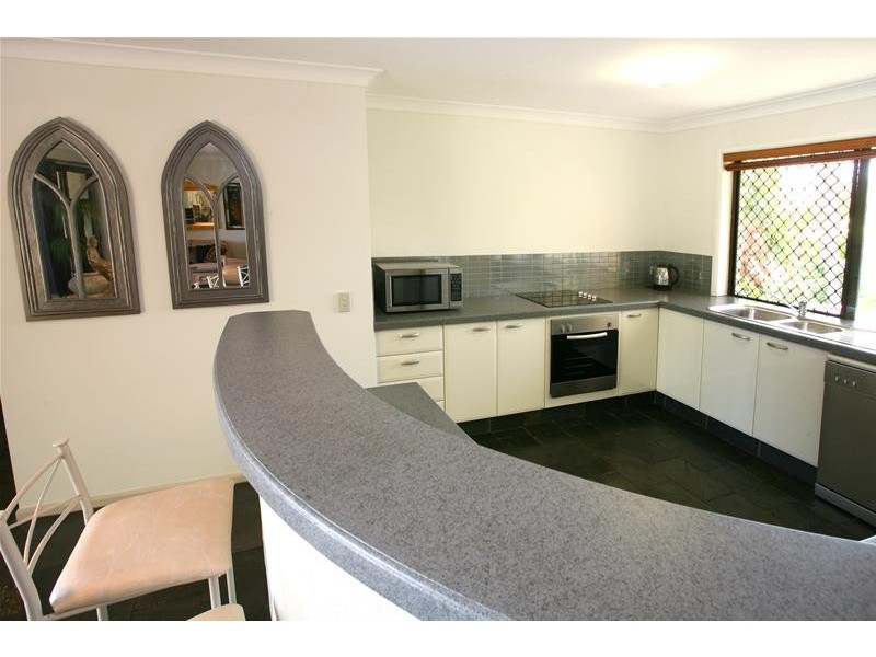 4 Hoy Street, Broadbeach Waters QLD 4218