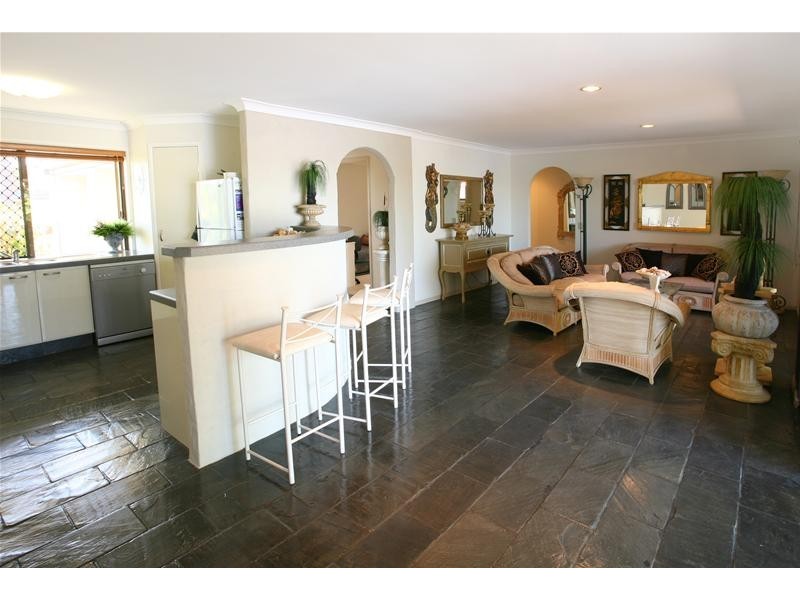 4 Hoy Street, Broadbeach Waters QLD 4218