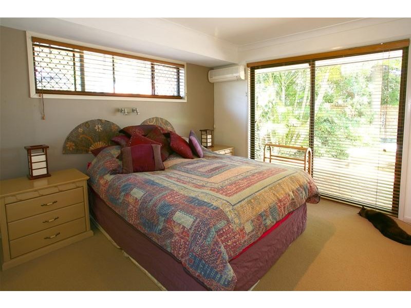 4 Hoy Street, Broadbeach Waters QLD 4218