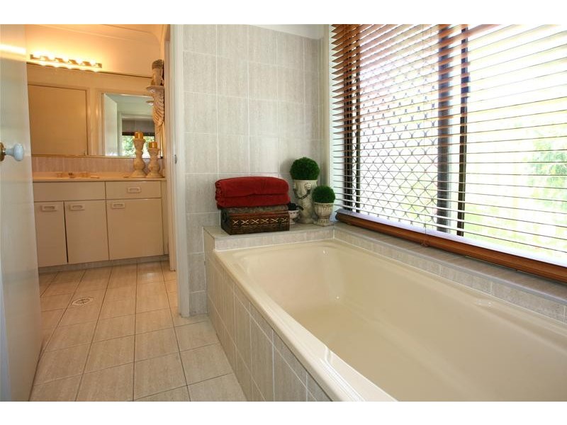 4 Hoy Street, Broadbeach Waters QLD 4218