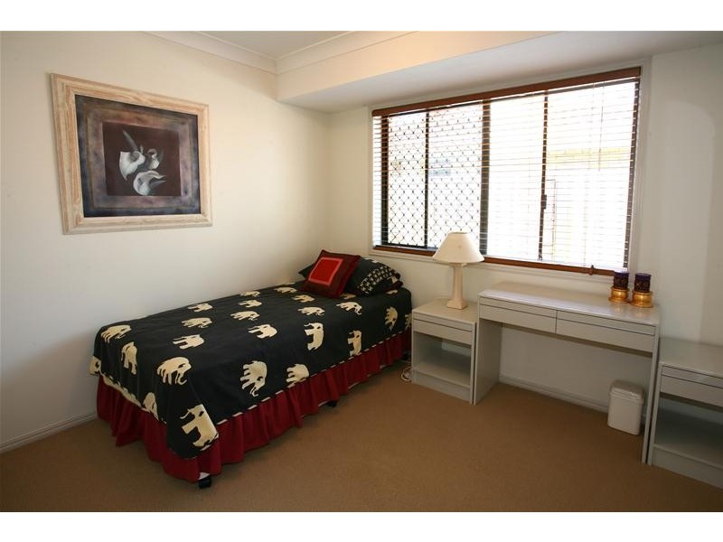 4 Hoy Street, Broadbeach Waters QLD 4218