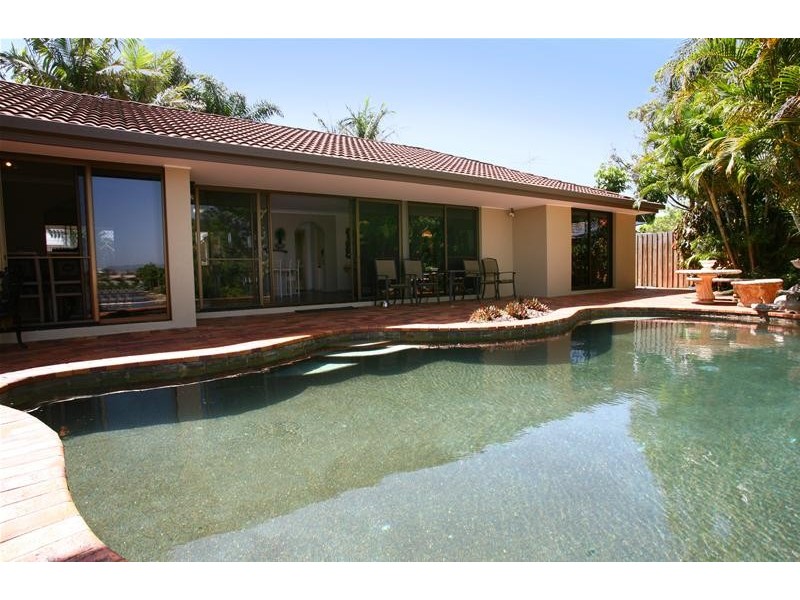 4 Hoy Street, Broadbeach Waters QLD 4218