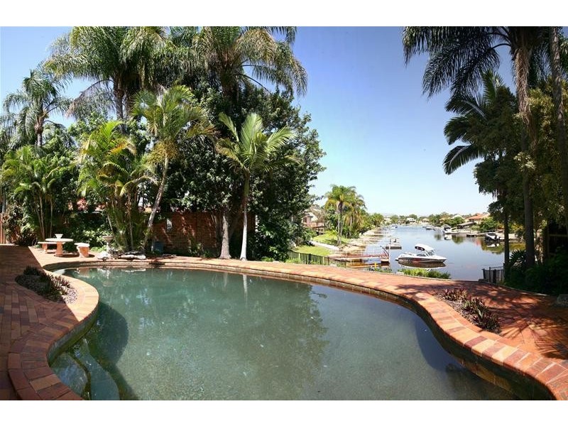 4 Hoy Street, Broadbeach Waters QLD 4218