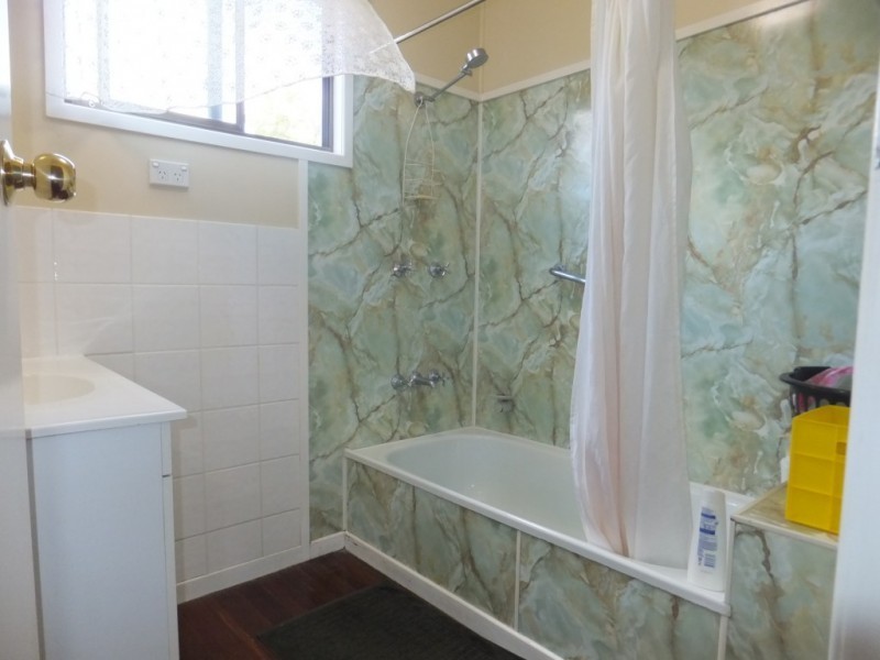 6 HULL STREET, Buxton QLD 4660