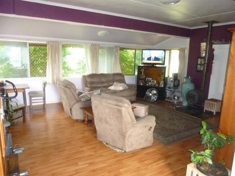 1 MAIN STREET, Coalstoun Lakes QLD 4621