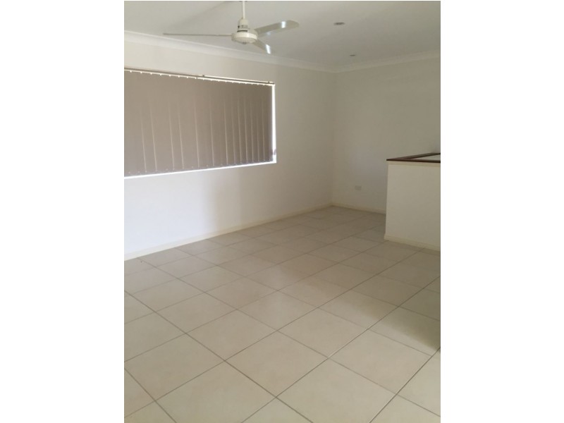 3/2 McIlwraith Street, Childers QLD 4660