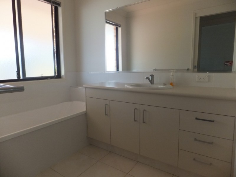 30 PIONEER AVENUE, Childers QLD 4660