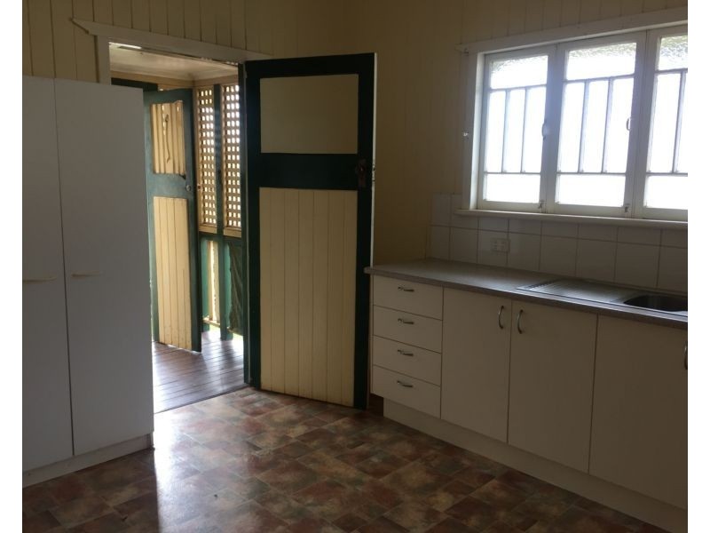 30 Macrossan Street, Childers QLD 4660