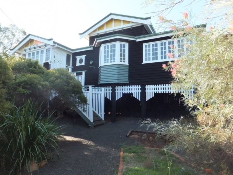 9 Macrossan, Childers QLD 4660