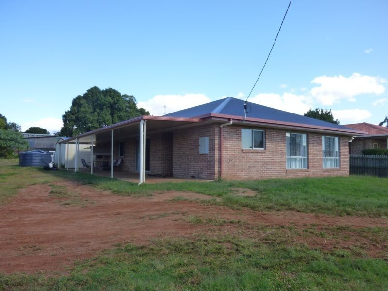 8 Hinkler St, Childers QLD 4660