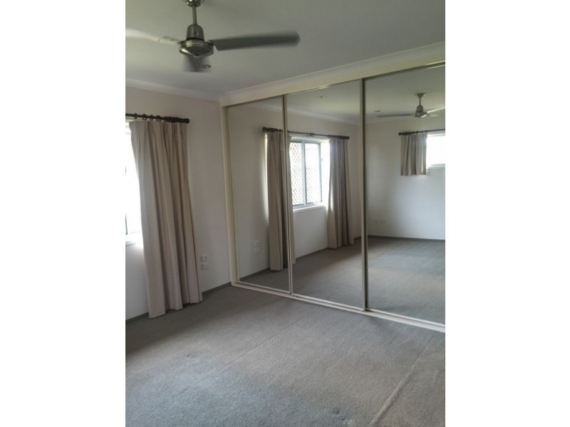 8 Hinkler St, Childers QLD 4660