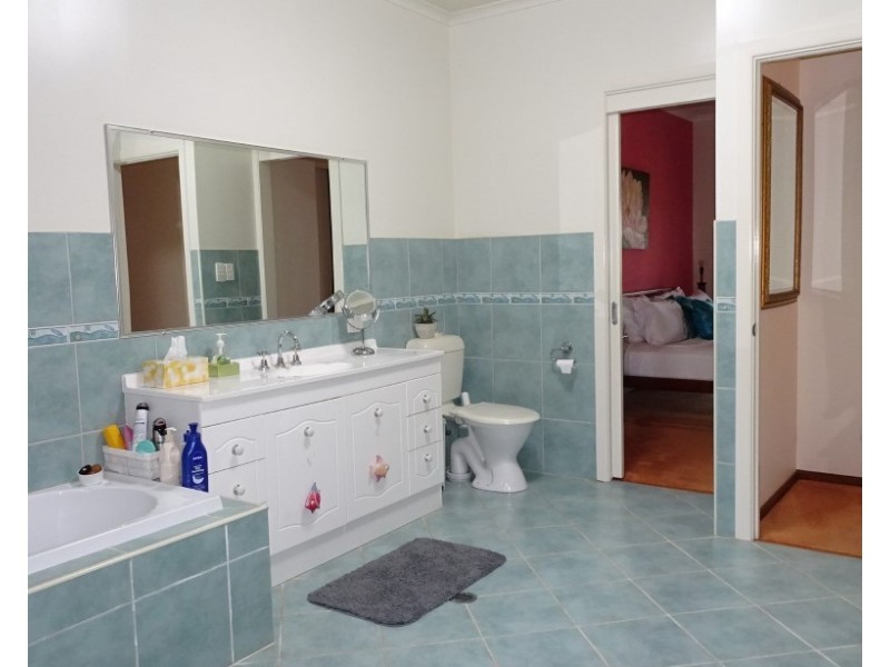 128 RAINBOWS ROAD, South Isis QLD 4660