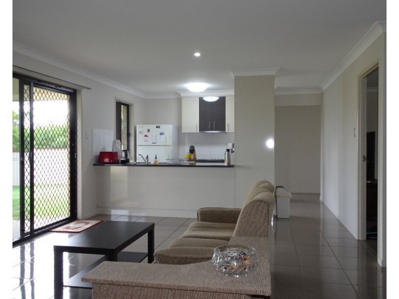 27 PIONEER AVENUE, Childers QLD 4660