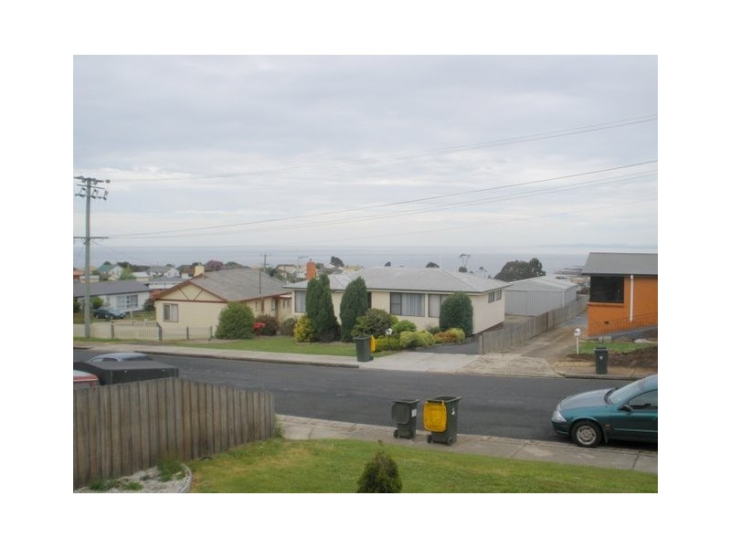 8 Pineleigh Street, Penguin TAS 7316