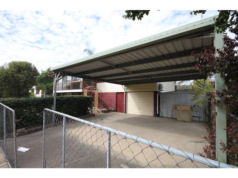 9 Enfield St, Redbank QLD 4301
