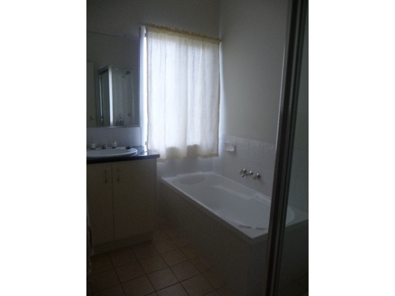 8 Beazley Street, Collingwood Park QLD 4301