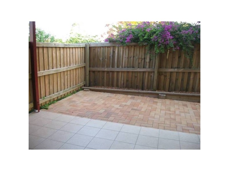 1/25 Law Street, Redbank QLD 4301